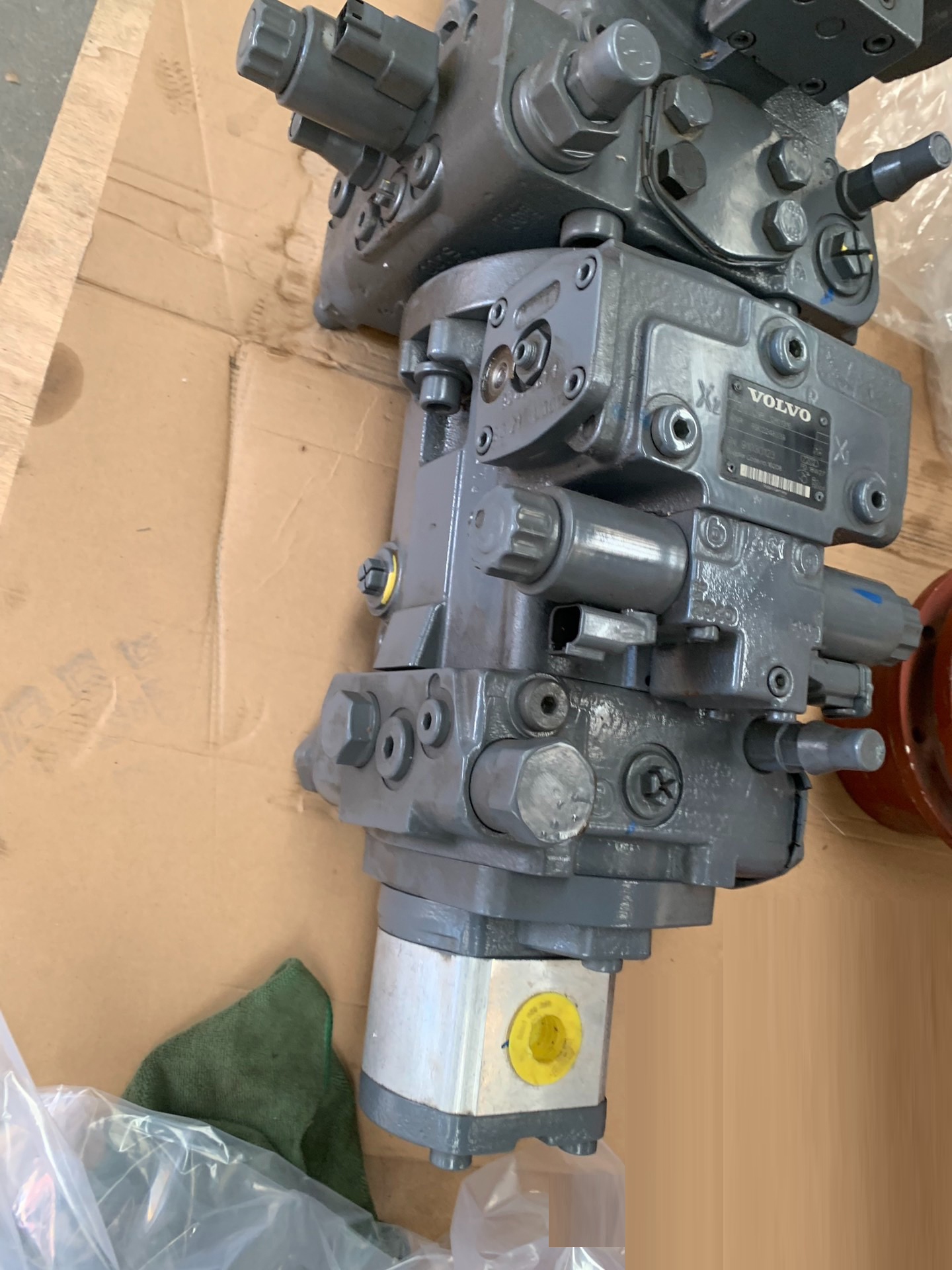 VOLVO CNR12801315 R902247254 A4VG71HWD1/32R-NAF02F041D-S +VOLVO CNR12801316 R902248339 A10VG45EZ2DM1/10R-NSC10K013EP-S HYDRAULIC PUMP