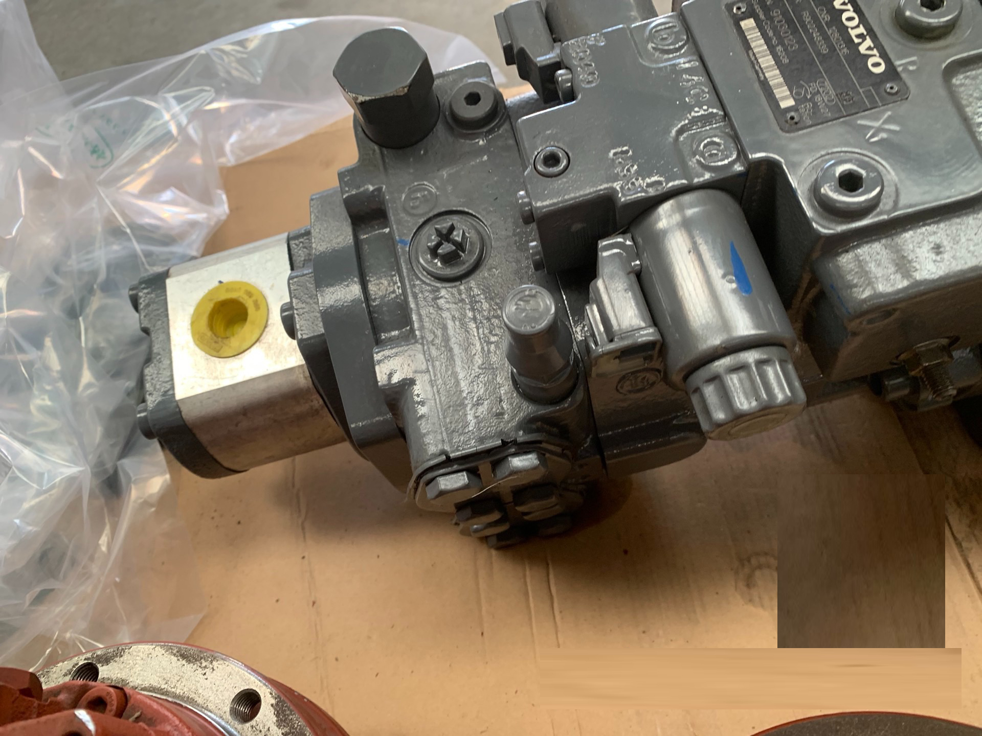 VOLVO CNR12801315 R902247254 A4VG71HWD1/32R-NAF02F041D-S +VOLVO CNR12801316 R902248339 A10VG45EZ2DM1/10R-NSC10K013EP-S HYDRAULIC PUMP