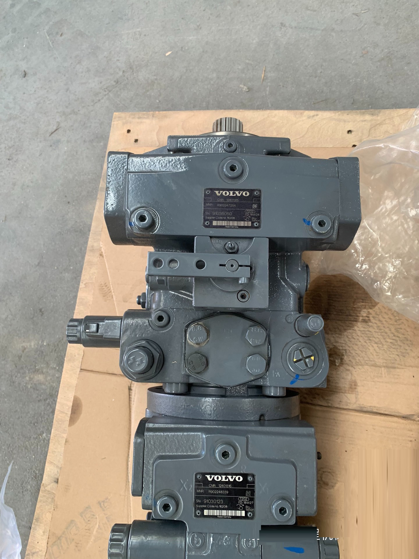 VOLVO CNR12801315 R902247254 A4VG71HWD1/32R-NAF02F041D-S +VOLVO CNR12801316 R902248339 A10VG45EZ2DM1/10R-NSC10K013EP-S HYDRAULIC PUMP